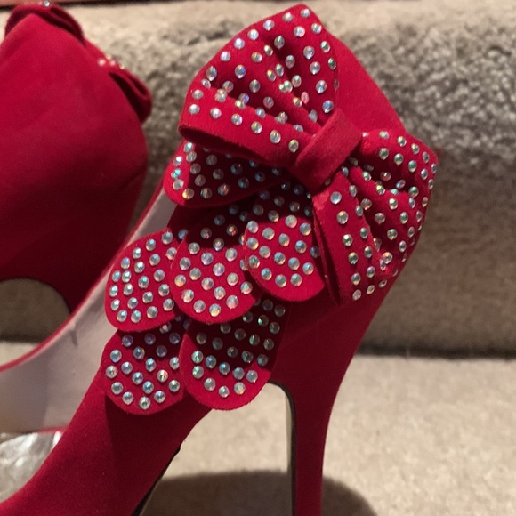 SUPER SEXY Glamorous red stiletto heels w/ sequin bows.Size 7 1/2. By Rck Bella - Picture 3 of 12